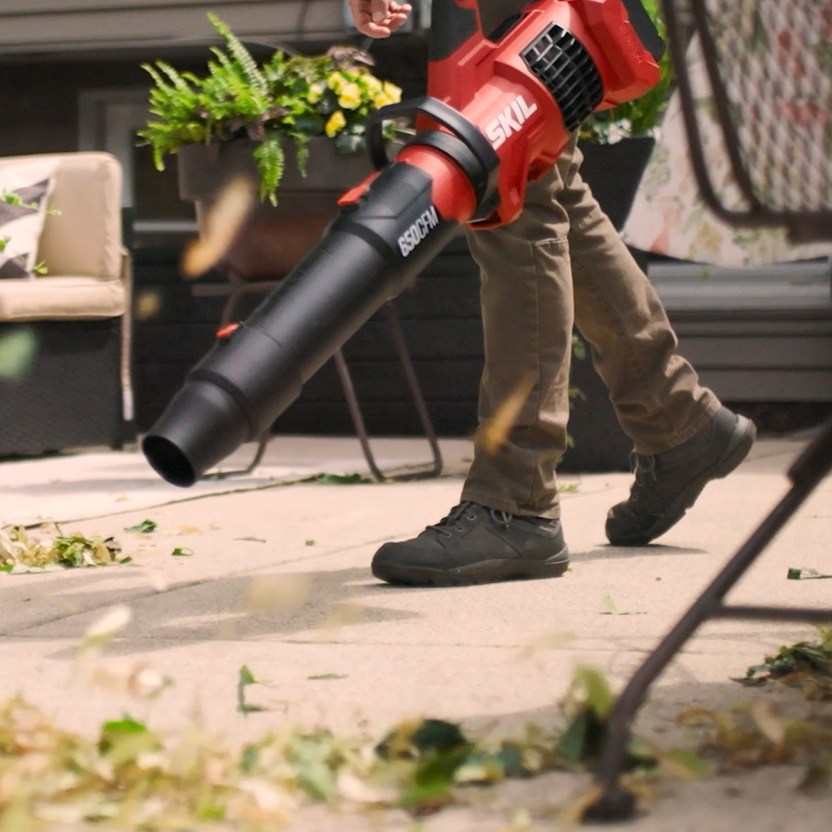 La souffleuse SKIL 40 V de 650 pi3/min débarrasse rapidement la terrasse des débris.