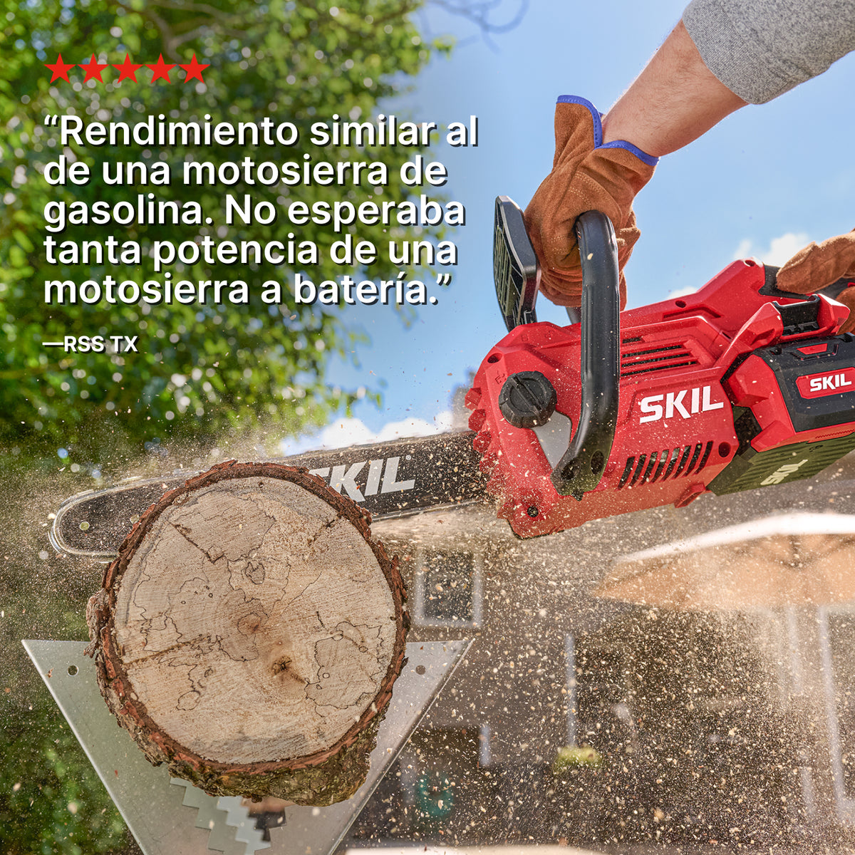 La motosierra SKIL de 40 V y 14 pulgadas cortando un tronco, junto a una reseña de cinco estrellas de un cliente que dice: «Rendimiento similar al de una motosierra de gasolina. No esperaba tanta potencia de una motosierra a batería».