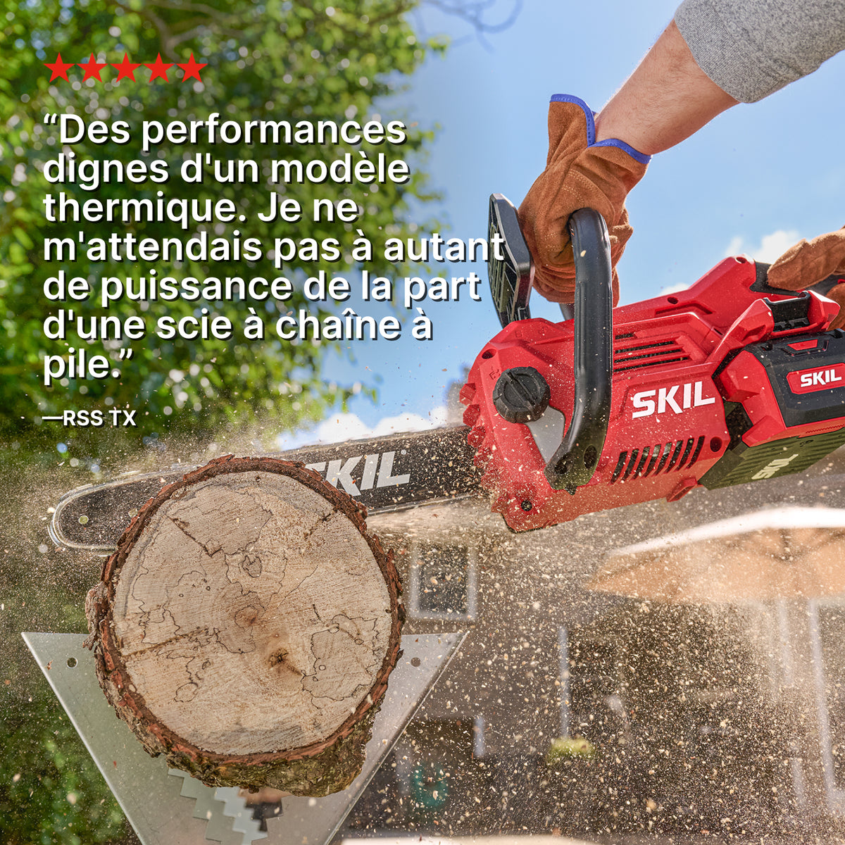 La scie à chaîne SKIL 40 V de 14 pouces en train de couper une bûche, accompagnée d'un avis client cinq étoiles : « Des performances dignes d'un modèle thermique. Je ne m'attendais pas à autant de puissance de la part d'une scie à chaîne à pile. »