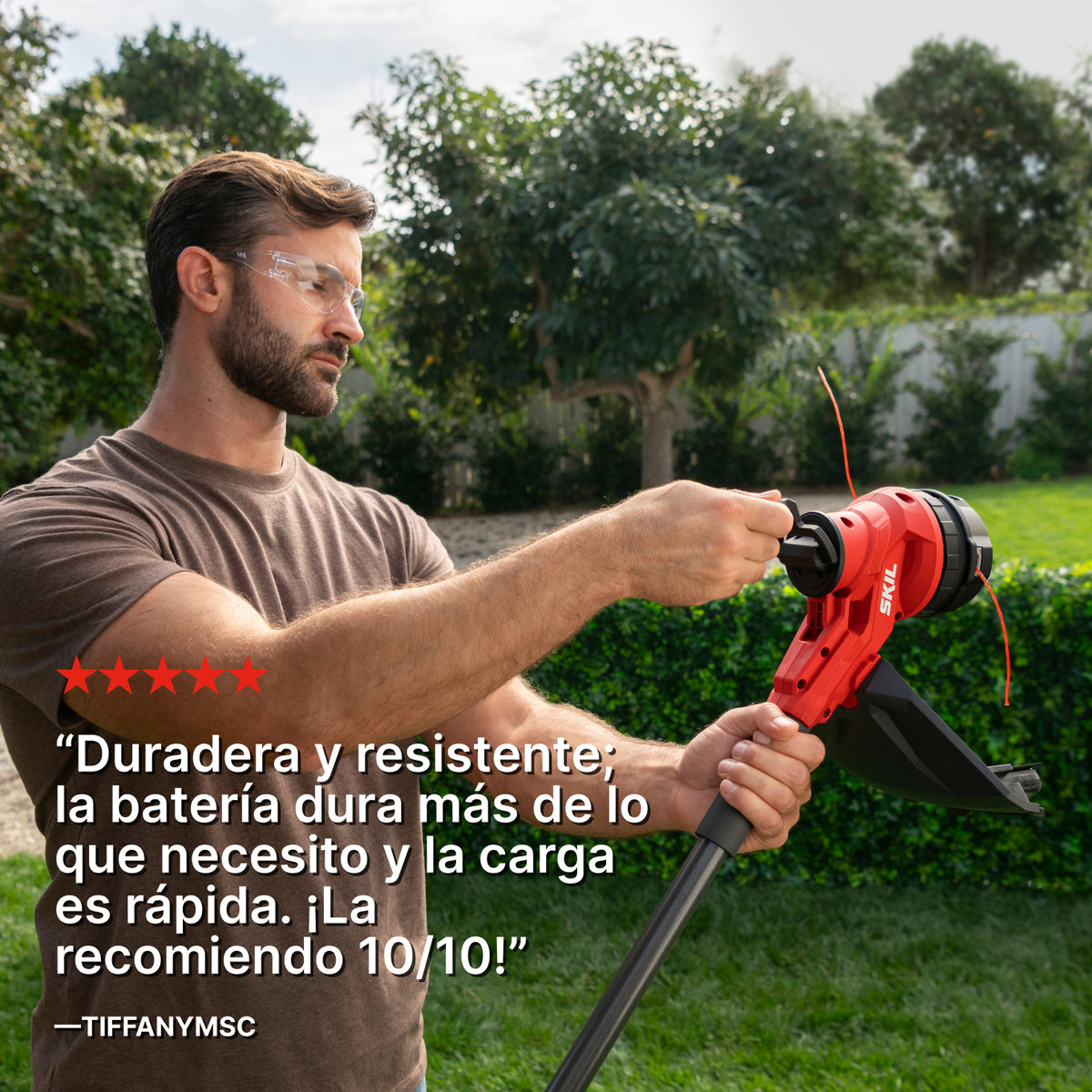 Un hombre utiliza la manivela del cabezal Smart Load™ para enrollar el hilo de corte, junto a una reseña de cinco estrellas que dice: «Duradera y resistente; la batería dura más de lo que necesito y la carga es rápida. ¡La recomiendo 10/10!».