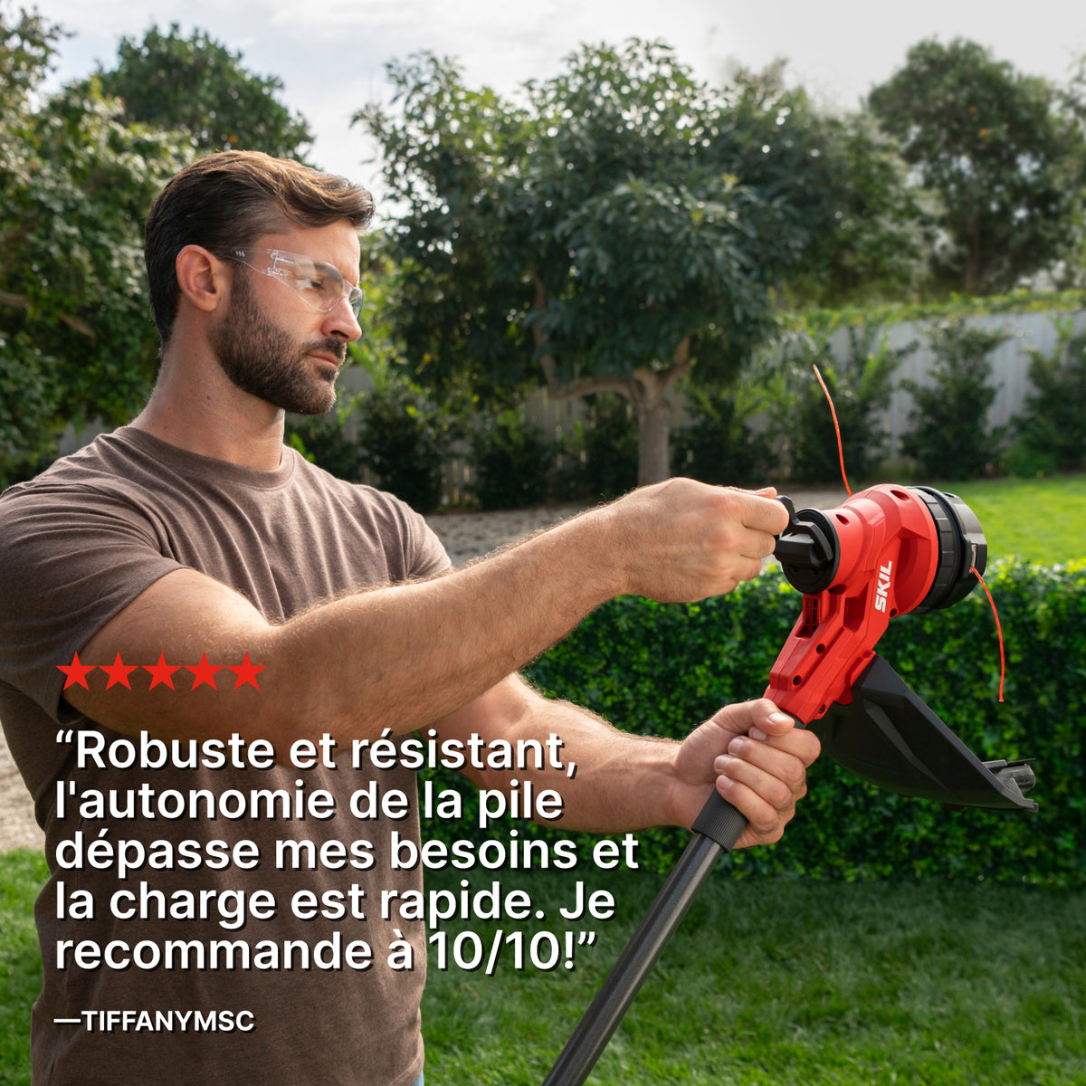 Un homme utilise la manivelle de la tête Smart Load™ pour enrouler le fil de coupe, accompagné d'un avis client cinq étoiles : « Robuste et résistant, l'autonomie de la pile dépasse mes besoins et la charge est rapide. Je recommande à 10/10 ! »