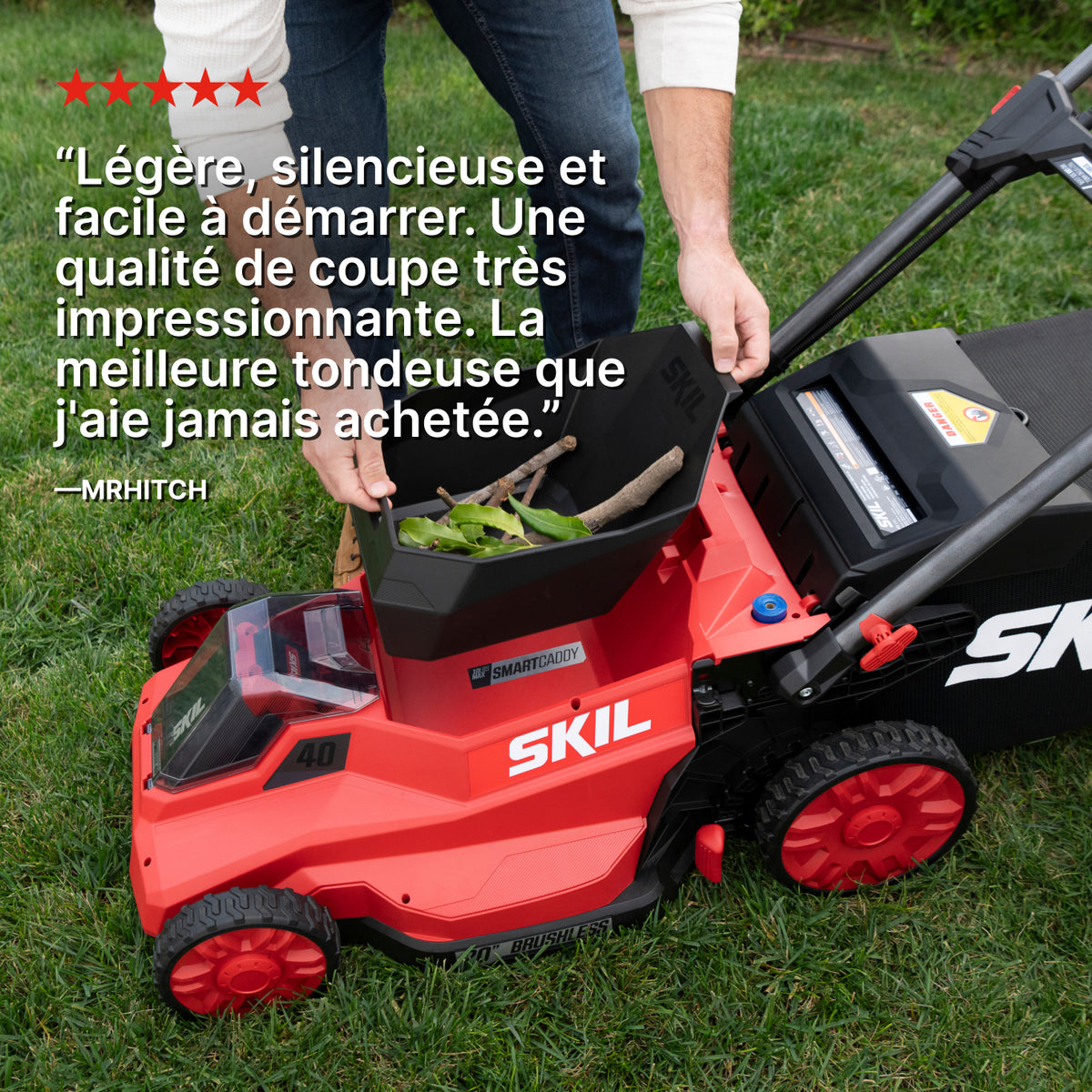 Image montrant le Smart Caddy™ amovible rempli de petites branches, accompagnée d'un avis cinq étoiles indiquant : « Légère, silencieuse et facile à démarrer. Une qualité de coupe très impressionnante. La meilleure tondeuse que j'aie jamais achetée. »