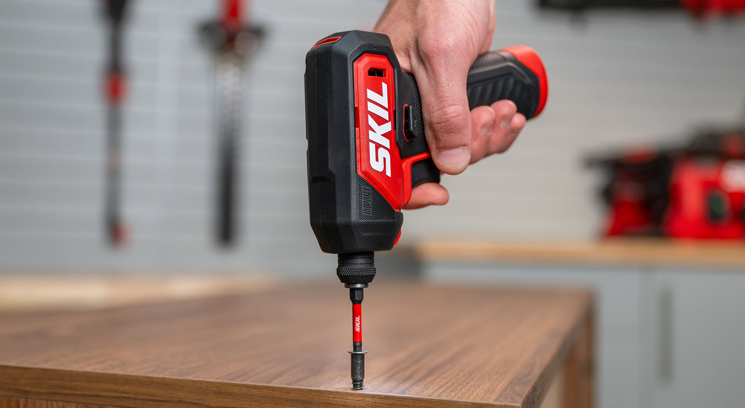 Atornillador eléctrico e inflador compacto SKIL PWRCORE GO™ en acción, con encabezado “Agarrar y usar”.