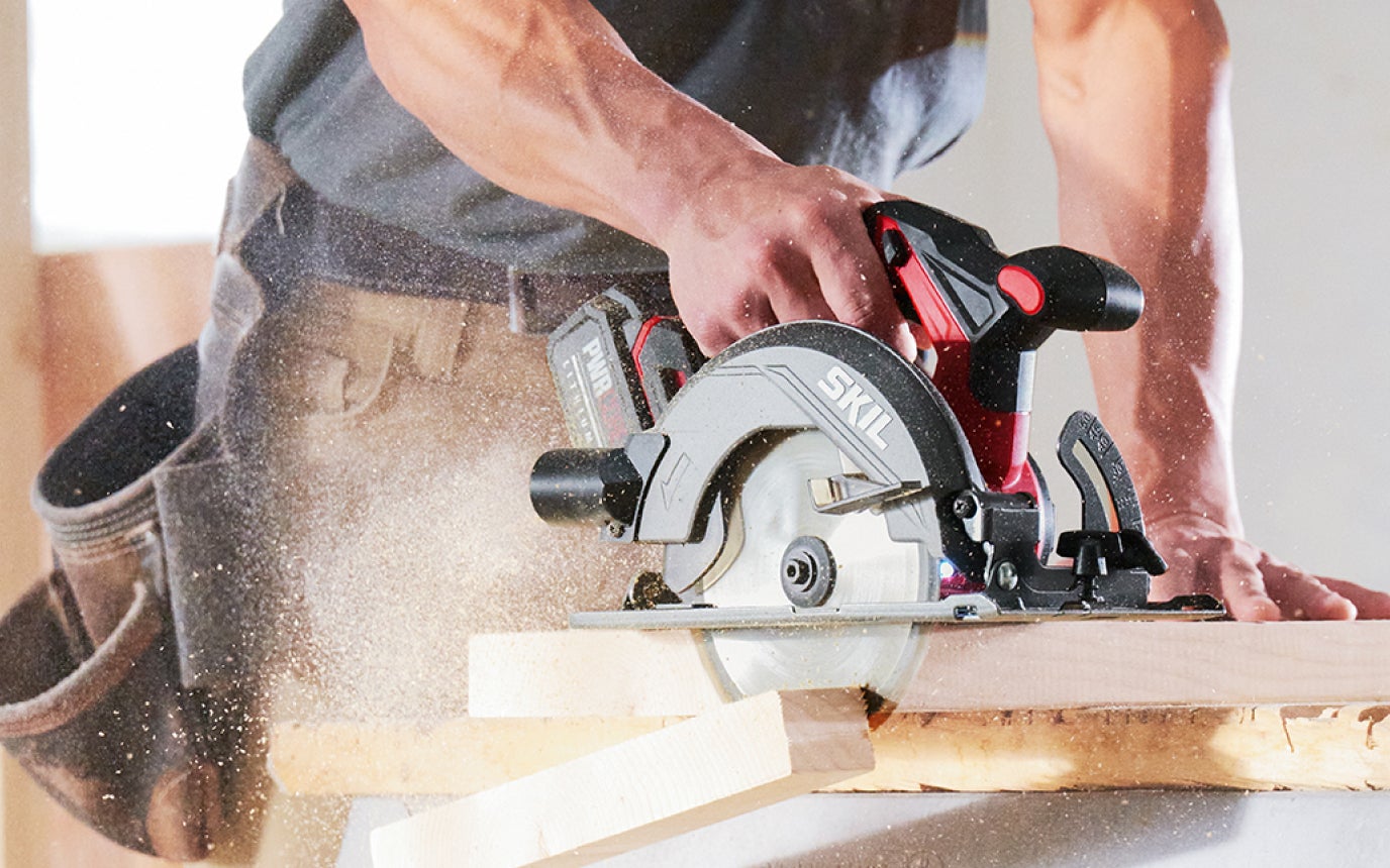 Man using a PWR CORE 20™ circular saw